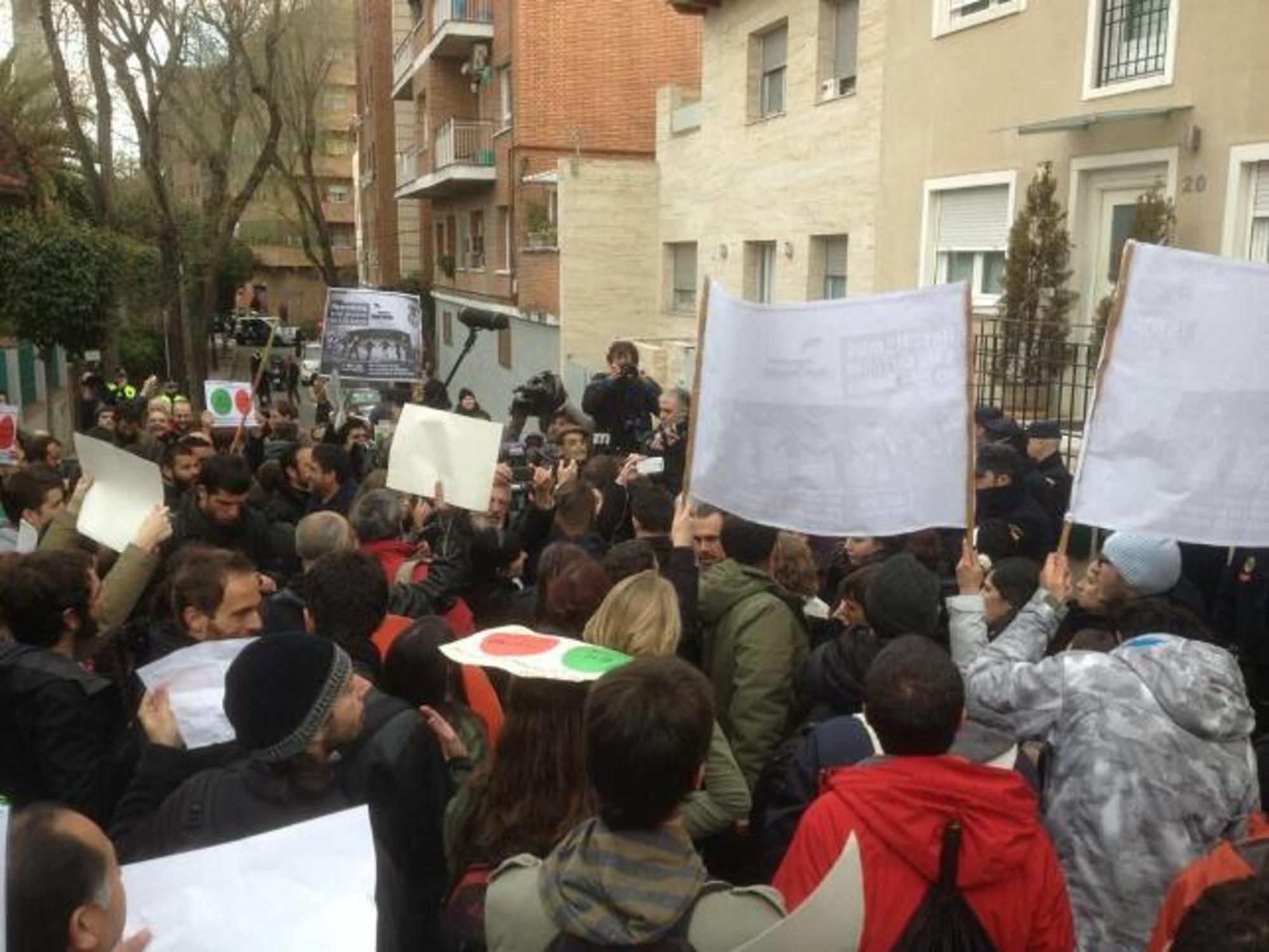 Afectados por la hipoteca y activistas por el derecho a la vivienda se han concentrado la tarde del viernes frente al domicilio de la vicepresidenta del Gobierno, Soraya Sáenz de Santamaría
